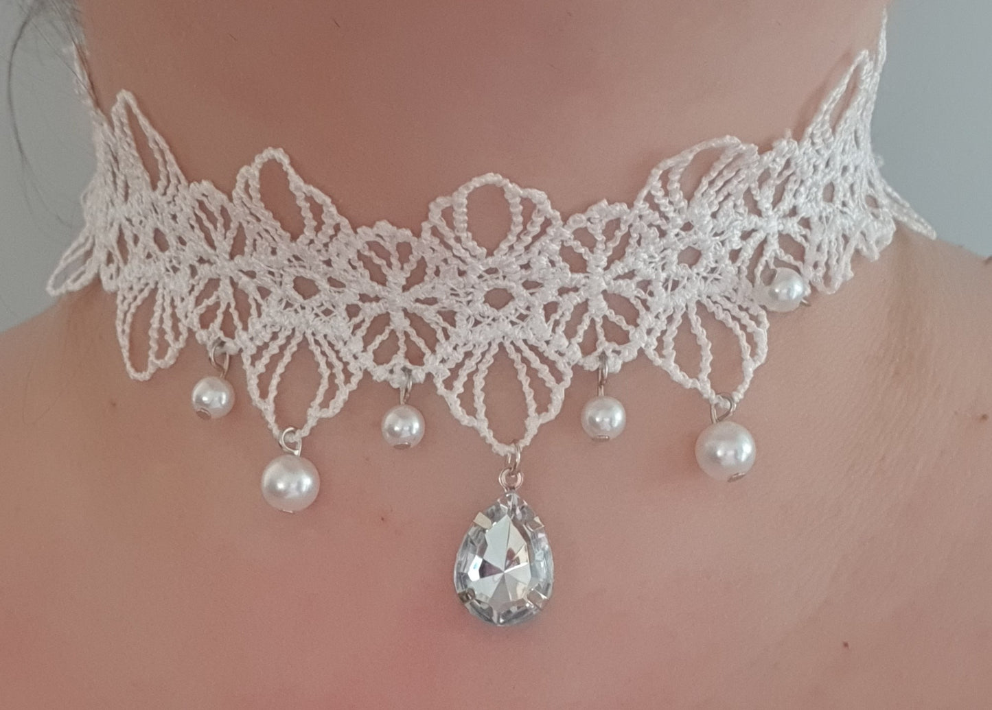 White lace and pearl bead chocker necklace