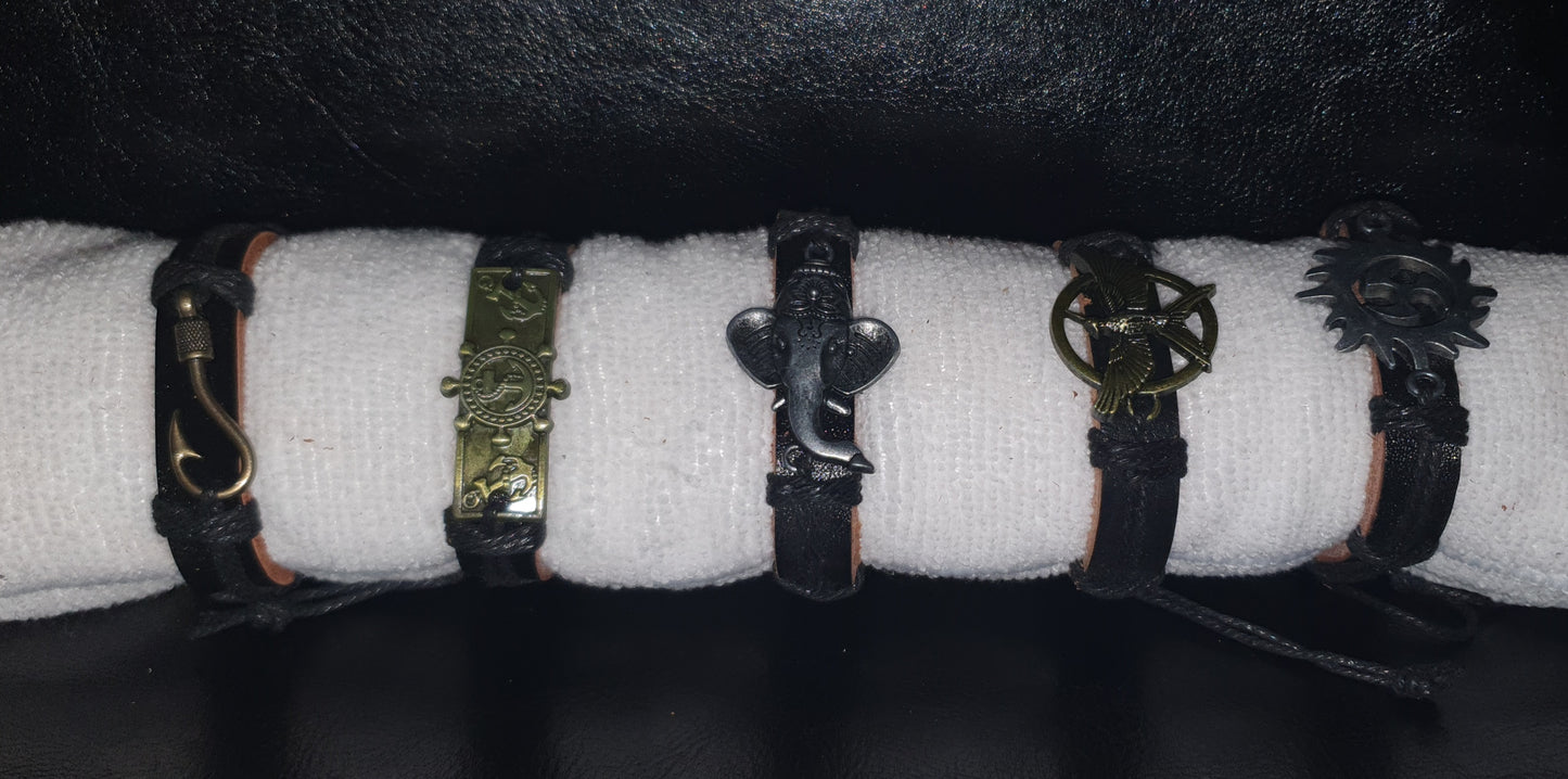 Leather wristbands with metal pendant