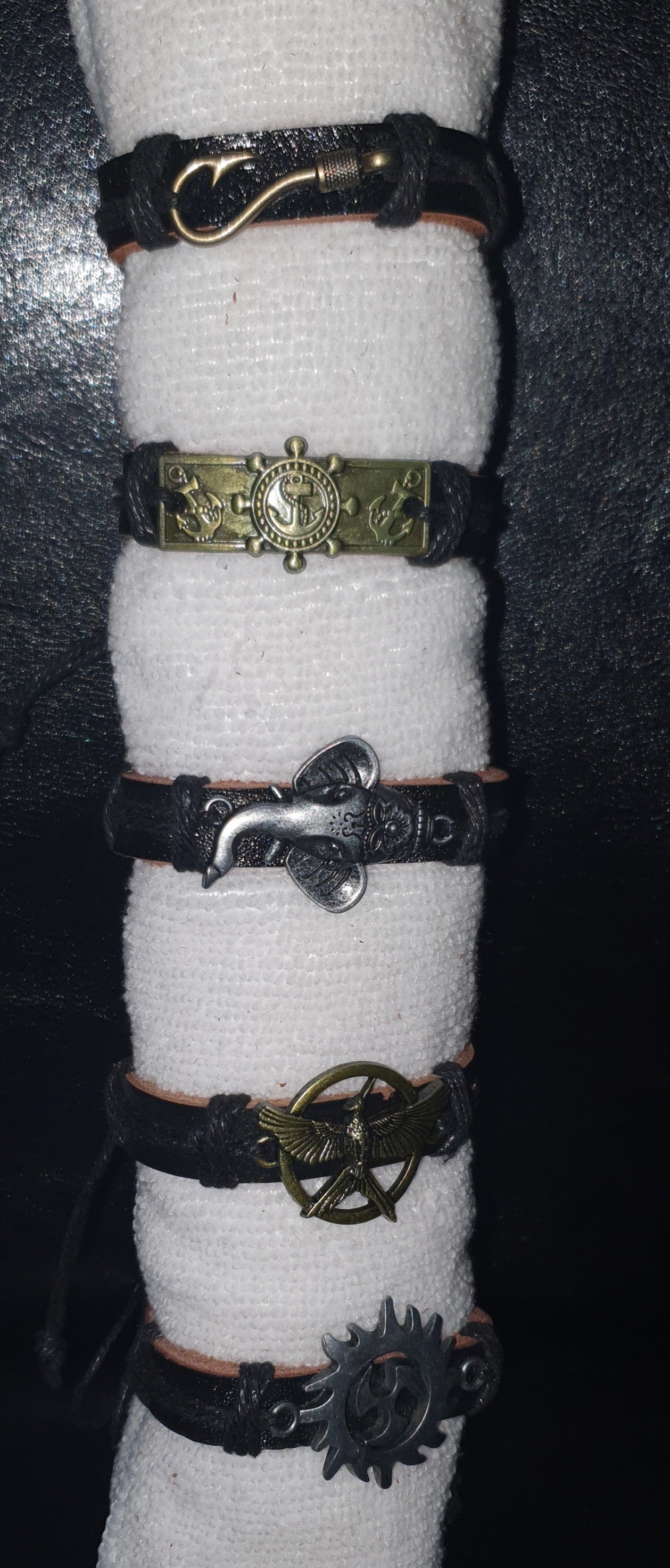 Leather wristbands with metal pendant