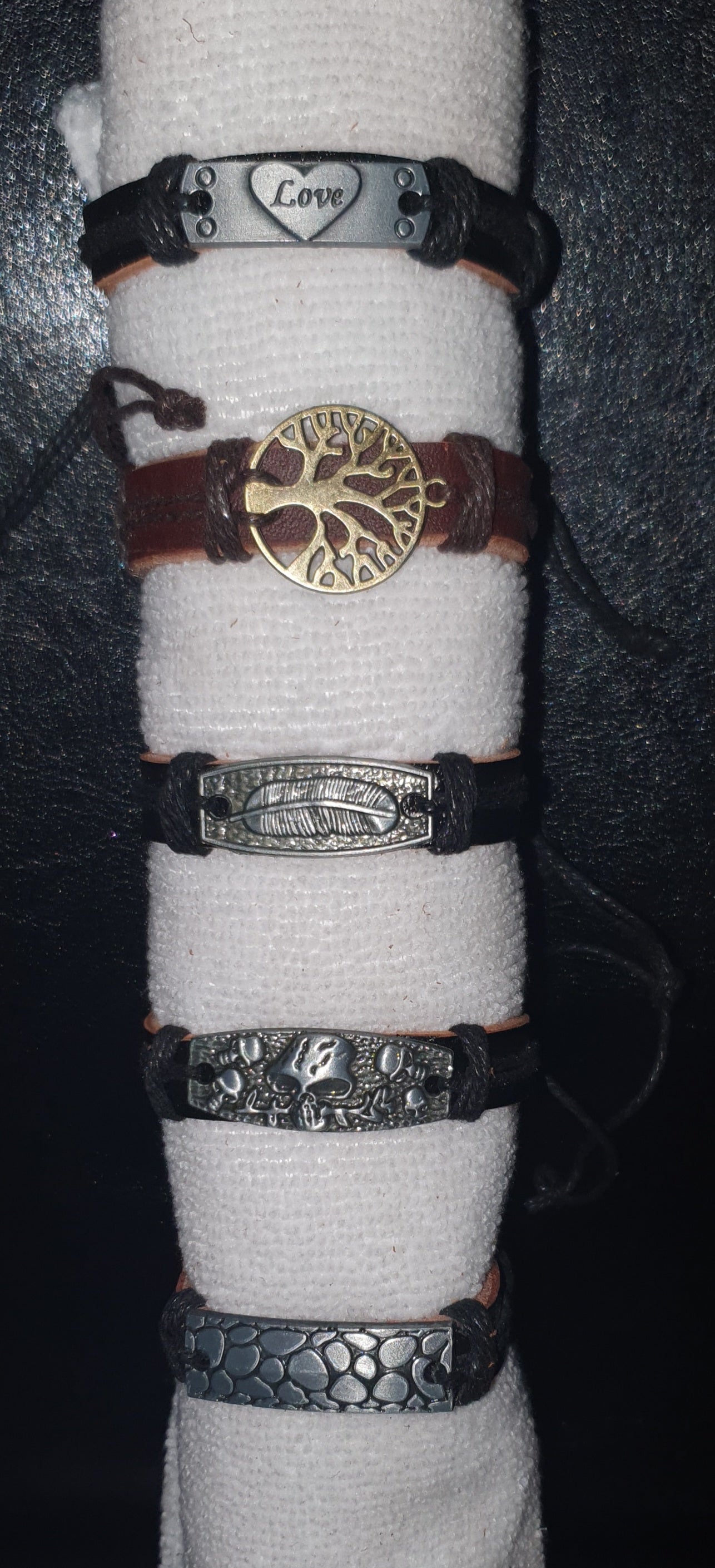 Leather wristbands with metal pendant