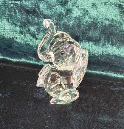 Elephant side crystal figure